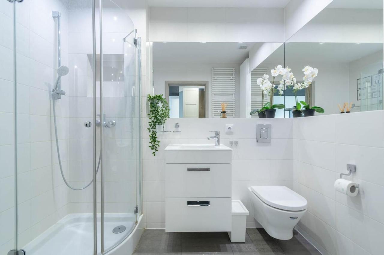 Modern Black Spot Apartment